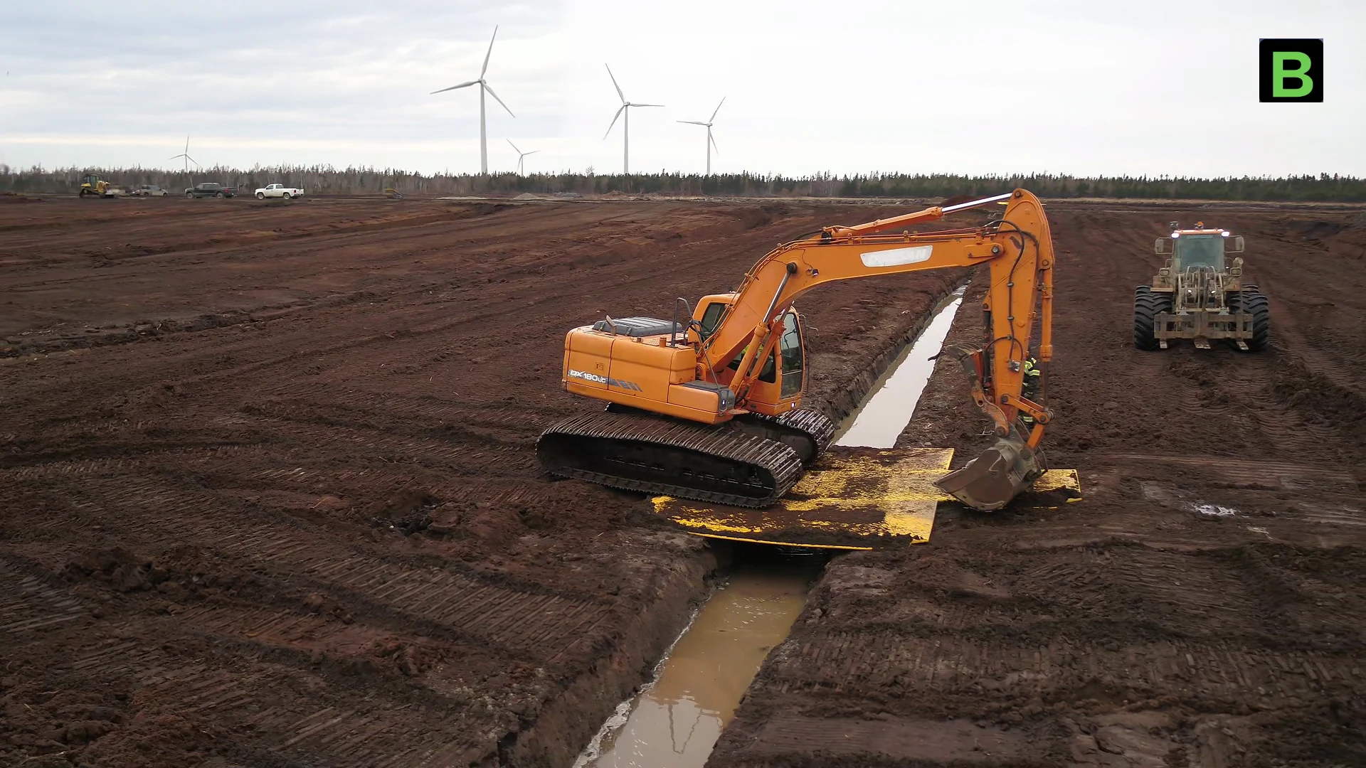 Excavatrice sur des modules XtremeM jaunes, images terrain